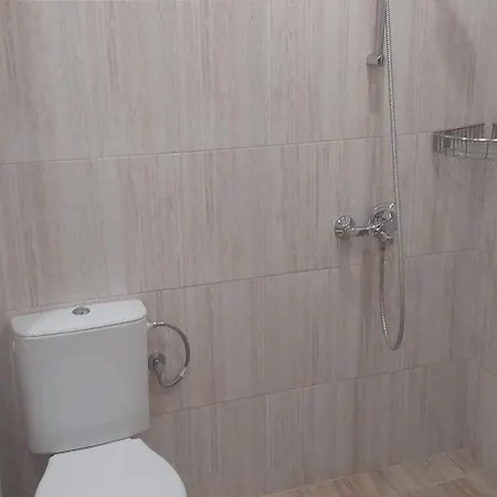 Rs 43 на плажа с вълшебна гледка към морето, напълно оборудвана кухня и безплатен паркинг, със самостоятелен басейн, балкон и асансьор самостоятелен душ и тоалетна местоположение Appartement Lozenets
